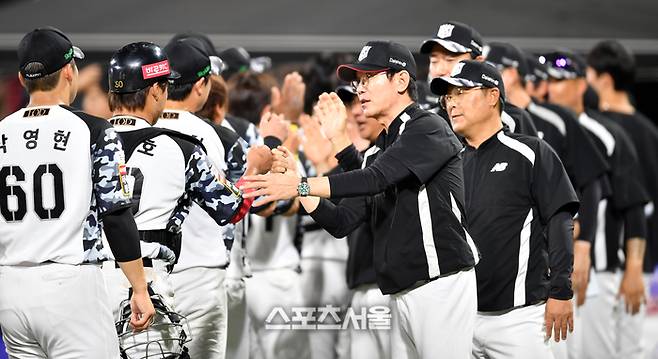 KT 이강철 감독이 헤이수스에게 “불필요한 볼넷을 줄이라”는 특명을 내렸다. 사진 | 스포츠서울 DB