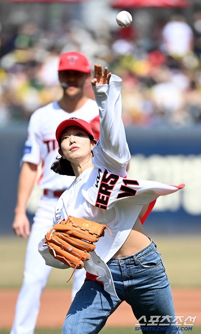 22일 광주KIA챔피언스필드에서 열린 NC와 KIA의 개막전, 경기 전 '랜디 신혜' 배우 박신혜가 시구를 하고 있다. 광주=허상욱 기자wook@sportschosun.com/2025.03.22/