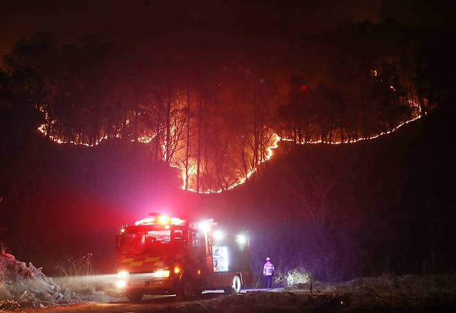 경남 산청 대형 산불이 사흘째로 접어든 23일 오전 산청군 시천면 일대에서 산불이 번지고 있다. /뉴스1