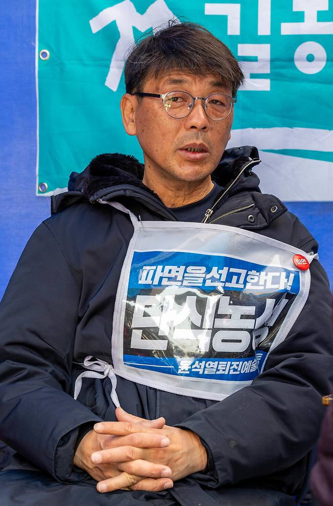 20일 서울 광화문 단식농성장에서 만난 송경동 한국작가회의 사무총장. 김진수 선임기자 jsk@hani.co.kr