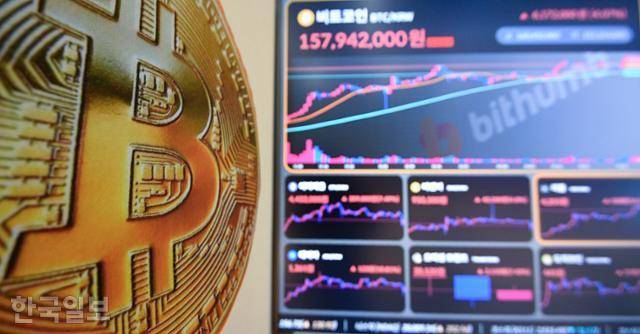 2월 4일 서울 서초구 빗썸 라운지 강남점 전광판에 10만 달러 선을 회복한 비트코인 시세가 표시되고 있다. 류기찬 인턴기자