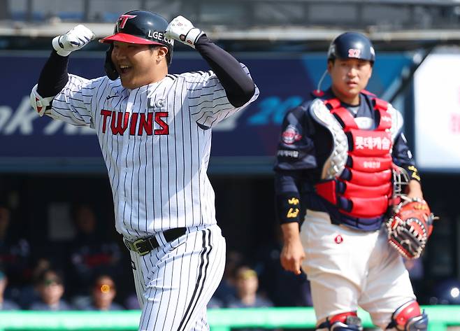 <yonhap photo-3437=""> 문보경, 2025년 1호 홈런 (서울=연합뉴스) 김도훈 기자 = 22일 서울 잠실야구장에서 열린 2025 신한 SOL 뱅크 KBO리그 정규시즌 개막전 롯데 자이언츠와 LG 트윈스의 경기. 1회말 1사 2루 LG 문보경이 롯데 선발 반즈를 상대로 2025 KBO 프로야구 1호 홈런을 쳐낸 뒤 홈을 밟으며 세리머니를 하고 있다. 롯데 포수는 유강남. 2025.3.22 superdoo82@yna.co.kr/2025-03-22 15:05:19/ <저작권자 ⓒ 1980-2025 ㈜연합뉴스. 무단 전재 재배포 금지, AI 학습 및 활용 금지></yonhap>