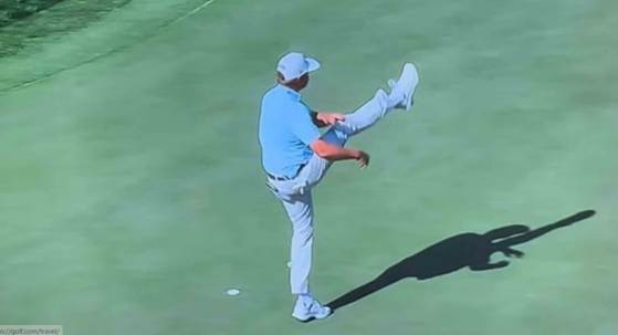 퍼터를 하늘로 차고 있는 패튼 키자이어. 미국 골프채널 캡쳐