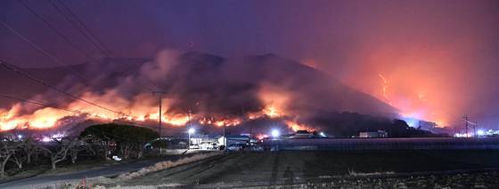 경남 산청군 시천면에서 시작된 산불이 22일 밤 산청군 단성면 자양리와 하동군 옥종면 두양리 경계지점까지 번져 불타고 있다. 송봉근 기자
