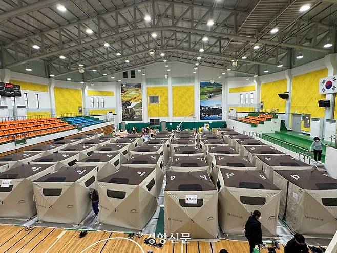 23일 경북 의성군 의성읍 의성실내체육관 내부에 주민들의 임시 거처인 텐트가 설치돼 있다. 백경열 기자