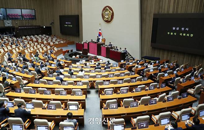 제22대 국회가 개원한 지난해 6월5일 본회의에 국민의힘 의원들이 불참한 가운데 전반기 의장으로 선출된 우원식 국회의장이 당선 인사를 하고 있다. 박민규 선임기자