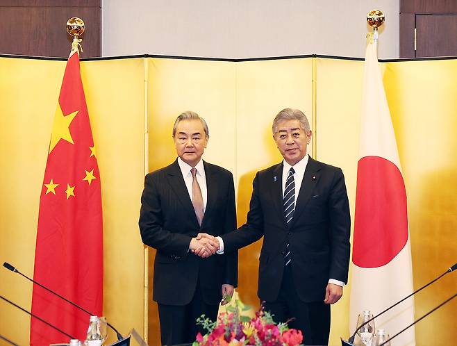 왕이 중국공산당 외사판공실 주임 겸 외교부장(왼쪽)과 이와야 다케시 일본 외무상이 22일 중·일 외교장관 회담에 앞서 기념촬영을 하고 있다. 신화연합뉴스