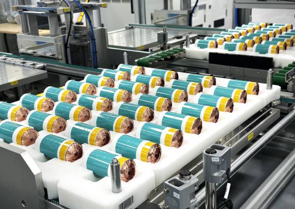 금양의 이차전지 완성품 전공정 모습. 국제신문 DB