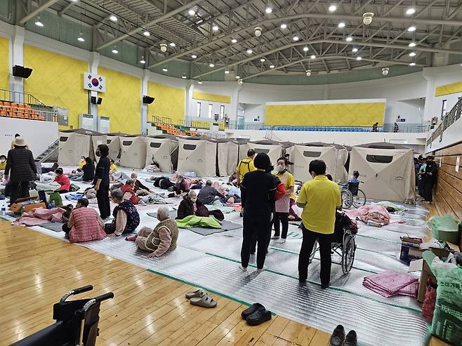 의성군체육관에 마련된 임시대피소에는 200명이 넘는 주민들이 자원봉사자들의 보호를 받고 있다. 김재산 기자