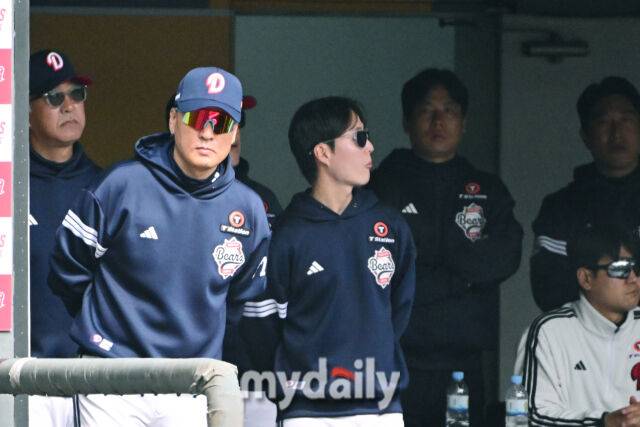 두산 이승엽 감독이 23일 오후 인천 SSG랜더스필드에서 진행된 ‘2025 신한 SOL BANK KBO리그’ 두산-SSG의 경기를 지켜보고 있다./인천 = 곽경훈 기자