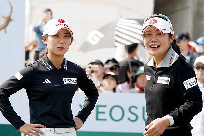 롯데 황유민(왼쪽)과 이소영이 신비동물원∙디오션 컵 골프구단 대항전 최종 라운드에서 환한 표정을 짓고 있다. 사진제공 | 대회조직위원회