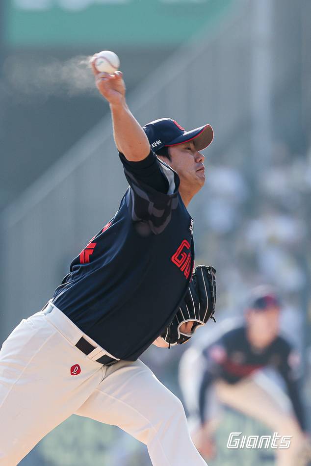 롯데 투수 김상수는 22일 잠실구장에서 열린 '2025 신한 SOL Bank KBO 리그' LG와 개막전에서 구원 등판했다. 1이닝 3실점으로 흔들리며 제 기량을 보여주지 못했다. 롯데 자이언츠