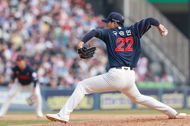 롯데 투수 구승민은 23일 잠실구장에서 열린 '2025 신한 SOL Bank KBO 리그' LG와 정규시즌 2차전에서 구원 등판했다. ⅔이닝 4실점으로 흔들리며 제 기량을 보여주지 못했다. 연합뉴스
