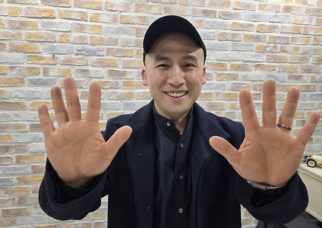 미슐랭 5년 연속 별 받은 스시 장인의 손 (서울=연합뉴스) 이세원 기자 = 5년 연속 미슐랭가이드 별을 획득한 일본 도쿄의 스시(초밥) 전문점 스시야쇼타(すし家祥太) 지점장 문경환(38) 셰프가 18일 서울 종로구 소재 연합뉴스에서 진행된 인터뷰에서 손을 보여주고 있다. 2025.3.23