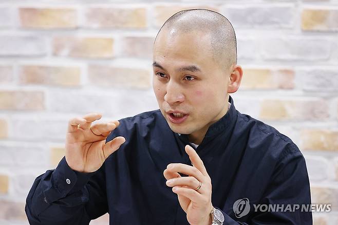 문경환 셰프 인터뷰 (서울=연합뉴스) 진연수 기자 = 미슐랭 가이드에서 5년 연속 별을 받은 일본의 스시 전문점 지점장인 문경환 셰프가 서울 종로구 수송동 연합뉴스 사옥에서 인터뷰를 하고 있다. 2025.3.23 jin90@yna.co.kr