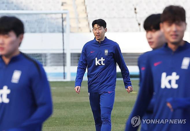 훈련하는 손흥민 (용인=연합뉴스) 홍기원 기자 = 2026 북중미 월드컵 아시아 3차 예선 B조 8차전 요르단전을 앞둔 축구 국가대표팀 손흥민이 22일 경기도 용인시 처인구 미르스타디움에서 회복훈련을 하고 있다. 2025.3.22 xanadu@yna.co.kr