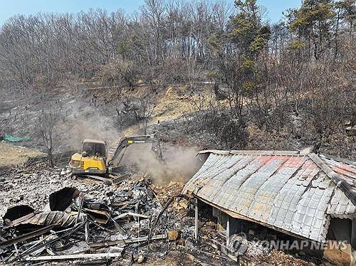 산불이 남긴 폐허 (의성=연합뉴스) 윤관식 기자 = 경북 의성군 대형 산불 발생 이틀째인 23일 의성군 안평면의 한 주택이 산불로 전소돼 폐허가 된 모습을 보이고 있다. 2025.3.23