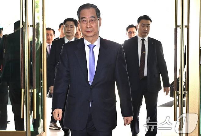 헌법재판소에서 탄핵소추안이 기각되면서 직무에 복귀한 한덕수 국무총리가 24일 오전 서울 종로구 정부서울청사로 출근하고 있다. (공동취재) 2025.3.24/뉴스1 ⓒ News1 임세영 기자