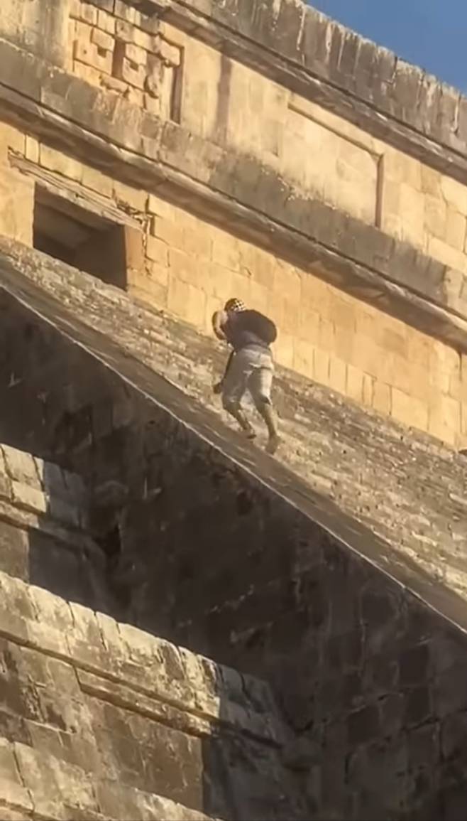 멕시코 마야 사원을 오르는 독일인 관광객. (사진 페이스북 이용자 테레사 아요로(teresa arroyo)가 올린 동영상 캡처)