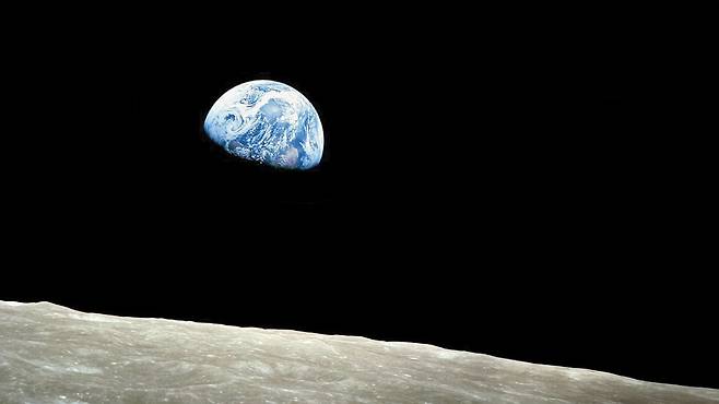 1968년 12월 유인 우주선 아폴로 8호에서 달의 지평선 너머로 떠오르는 지구의 모습을 촬영한 장면. /그래픽=이철원