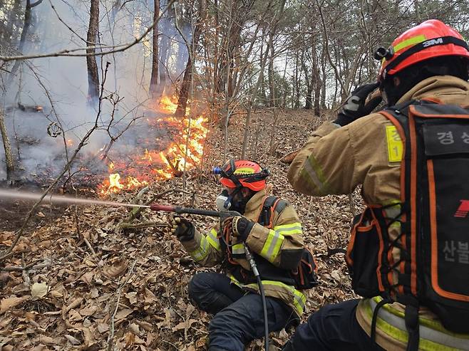 경북 의성 산불이 사흘째 이어지고 있는 24일 의성군의 한 야산에서 소방대원들이 진화작업을 펼치고 있다. 이날 초속 16m의 돌풍으로 소방대원들에게도 대피 명령이 떨어졌다.(경북소방본부 제공)2025.3.24 뉴스1