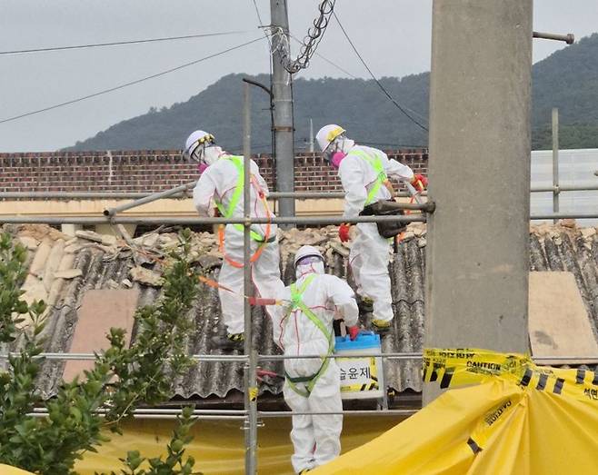 광주광역시는 올해 13억2800만원을 들여 1급 발암물질인 석면이 포함된 슬레이트 처리 지원 사업을 추진한다고 24일 밝혔다. 광주광역시 제공