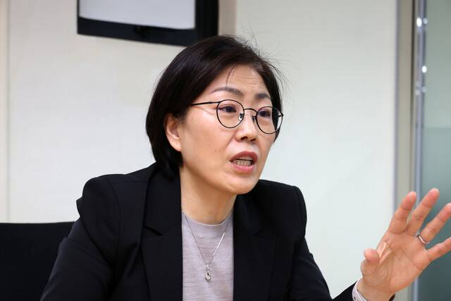 양난주 교수가 지난 13일 오후 서울 마포구 한겨레신문사에서 인터뷰를 하고 있다. 김혜윤 기자 unique@hani.co.kr