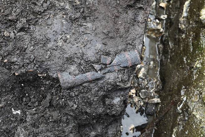 김해 봉황동 유적 발굴현장에서 칼집형 칠기가 막 출토된 모습. 국립가야문화유산연구소 제공