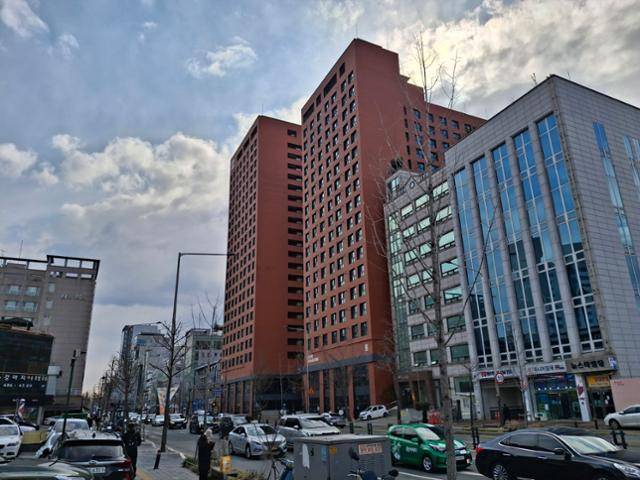 18일 찾아간 서울 강동구 길동 청년안심주택. 대로변에 선 붉은 외장 건물 2동이다. 김민호 기자