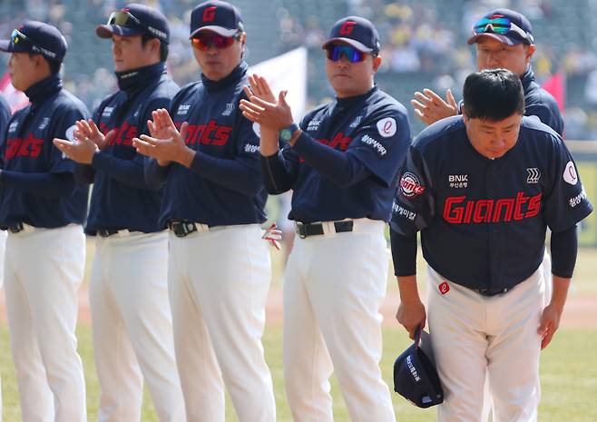 <yonhap photo-3548="">(서울=연합뉴스) 김도훈 기자 = 22일 서울 잠실야구장에서 열린 2025 신한 SOL 뱅크 KBO리그 정규시즌 개막전 롯데 자이언츠와 LG 트윈스의 경기 시작에 앞서 롯데 김태형 감독이 팬들에게 인사하고 있다. <㈜연합뉴스. 무단 전재 재배포 금지, AI 학습 및 활용 금지></yonhap>
