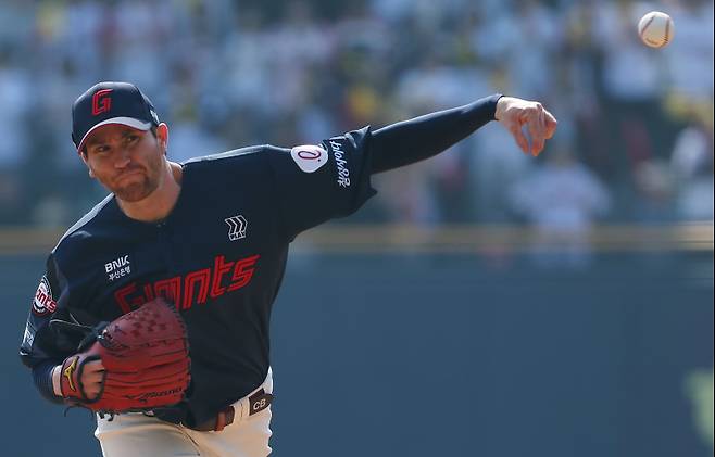 <yonhap photo-3530="">(서울=연합뉴스) 김도훈 기자 = 22일 서울 잠실야구장에서 열린 2025 신한 SOL 뱅크 KBO리그 정규시즌 개막전 롯데 자이언츠와 LG 트윈스의 경기. 1회말 롯데 선발반즈가 역투하고 있다. </yonhap>