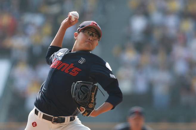 <yonhap photo-5463="">(서울=연합뉴스) 신현우 기자 = 23일 서울 잠실야구장에서 열린 프로야구 2025 신한 SOL 뱅크 KBO리그 롯데 자이언츠와 LG 트윈스의 경기. 1회말 롯데 선발 투수 박세웅이 역투하고 있다. </yonhap>