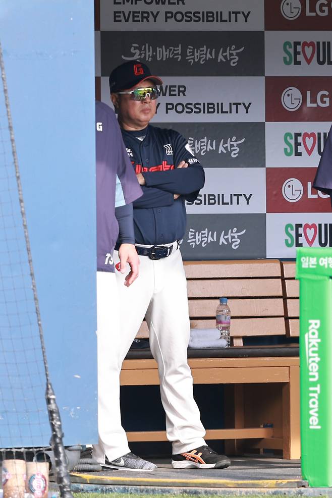 <yonhap photo-5867="">(서울=연합뉴스) 신현우 기자 = 23일 서울 잠실야구장에서 열린 프로야구 2025 신한 SOL 뱅크 KBO리그 롯데 자이언츠와 LG 트윈스의 경기. 롯데 김태형 감독이 경기를 지켜보고 있다. </yonhap>
