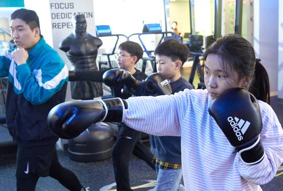 제자리에서 풋워크를 한 소중 학생기자단이 재빠르게 잽을 날린 뒤 완벽한 방어 자세를 취했다.