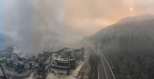 ▲ 지난 23일 대형 산불 발생 이틀째인 경북 의성군 산불 현장이 연기로 뒤덮여 있다. 연합뉴스
