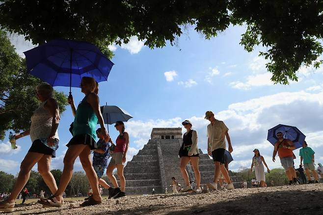 멕시코 치첸이트사 마야 유적지 쿠쿨칸 사원에 방문한 관광객들. /사진=AP