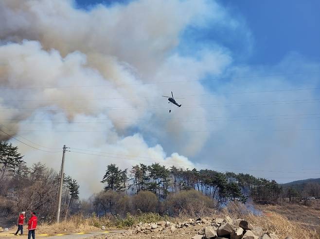 지난 22일 울산시 울주군 온양읍 야산에 불이 나 사흘째 이어지는 가운데 헬기가 산불을 끄고 있다. <자료=울산시소방본부>