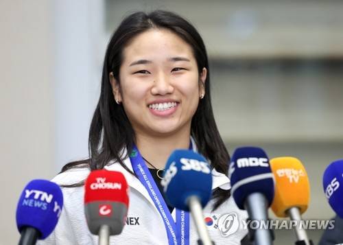 인터뷰하는 안세영 (영종도=연합뉴스) 이정훈 기자 = 세계배드민턴연맹(BWF) 월드투어 슈퍼1000 전영오픈에서 우승한 안세영이 18일 인천국제공항 2터미널을 통해 귀국한 뒤 인터뷰하고 있다. 2025.3.18 uwg806@yna.co.kr