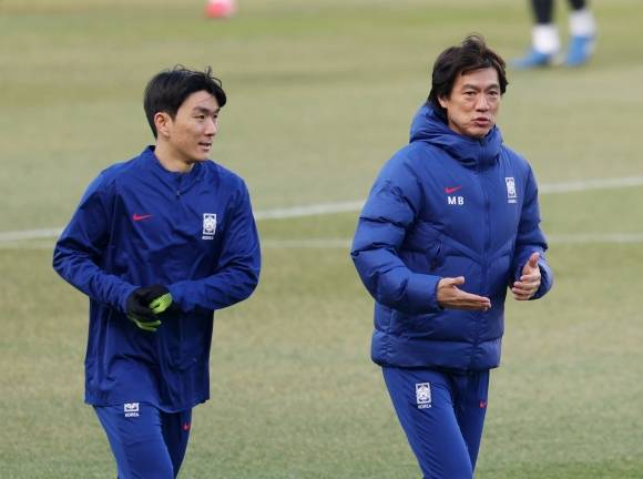 홍명보 한국 축구 국가대표팀 감독이 19일 고양종합운동장에서 2026 북중미월드컵 아시아 지역 3차 예선 B조 7차전 오만과의 홈 경기를 하루 앞두고 훈련하며 황인범과 대화하고 있다. 뉴시스