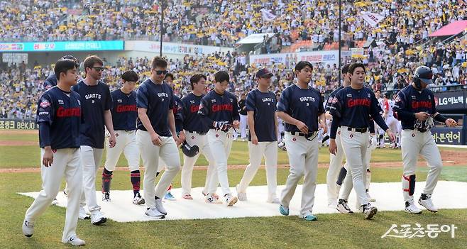 롯데가 22~23일 LG와 개막 2연전에서 수비, 마운드 불안을 재확인했다. 23일 잠실 LG전 패배 후 덕아웃으로 돌아가고 있는 롯데 선수단. 잠실|김종원 기자 won@donga.com