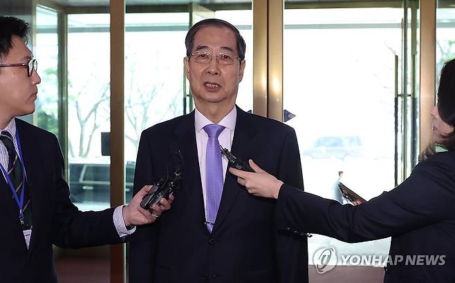 질문에 답하는 한덕수 권한대행 (서울=연합뉴스) 최재구 기자 = 직무 복귀한 한덕수 대통령 권한대행 국무총리가 24일 정부서울청사로 출근하며 취재진의 질문에 답하고 있다. 2025.3.24 jjaeck9@yna.co.kr