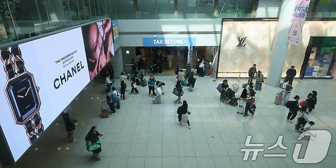 10일 인천국제공항 제1터미널 면세점에서 관광객들이 쇼핑을 하고 있다. 2025.3.10/뉴스1 ⓒ News1 김진환 기자