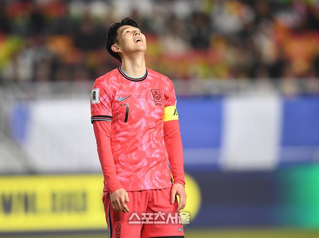 손흥민이 25일 수원월드컵경기장에서 열린 2026 FIFA 북중미 월드컵 3차 예선 요르단과 경기에서 골기회가 무산되자 아쉬워하고 있다. 수원 | 최승섭기자 thunder@sportsseoul.com