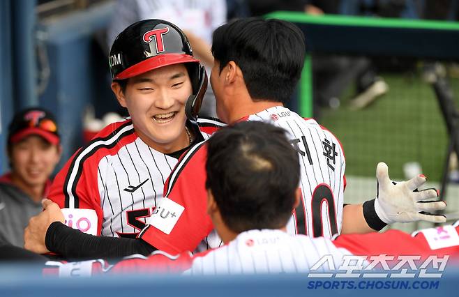 무관심 세리머니를 깨고 달려 나온 오지환과 뜨거운 포옹 나눈 문정빈.