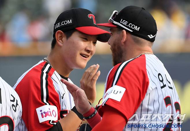 프로 데뷔 첫 안타를 초대형 홈런포로 신고한 문정빈.