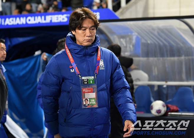 25일 수원월드컵경기장 열린 2026 FIFA 북중미 월드컵 아시아지역 3차 예선 대한민국과 요르단의 경기. 홍명보 감독이 입장하고 있다. 수원=박재만 기자 pjm@sportschosun.com/2025.03.25/