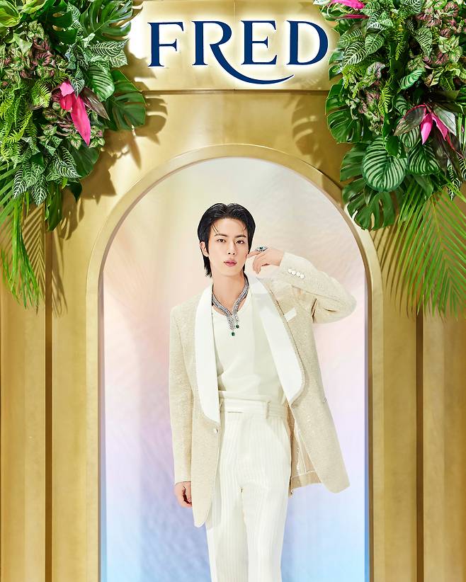 프레드의 무슈 프레드 아이디얼 라이트 브라이트 바이탈리티 네크리스 등을 착용한 BTS 진/프레드