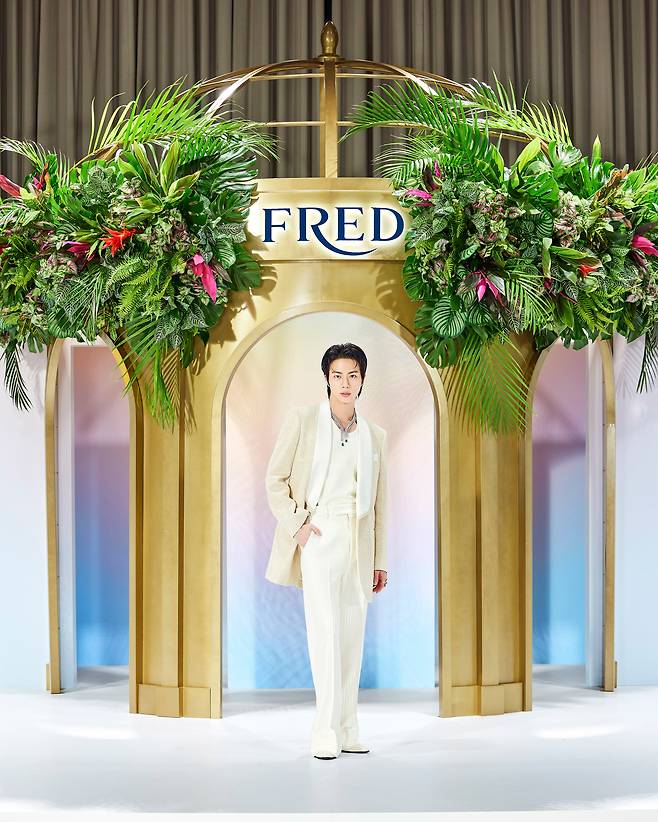 프레드의 무슈 프레드 아이디얼 라이트 브라이트 바이탈리티 네크리스 등을 착용한 BTS 진/프레드