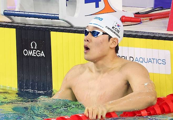 기록을 확인하고 있는 김영범. /연합뉴스