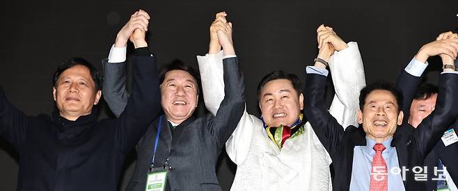 김관영 전북도지사(왼쪽에서 세 번째)와 전북도 관계자들이 2월 28일 2036년 여름올림픽 유치에 도전할 한국 후보로 선정된 뒤 기뻐하고 있다. 양회성 기자 yohan@donga.com
